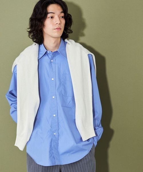 ブルーの長そでシャツ