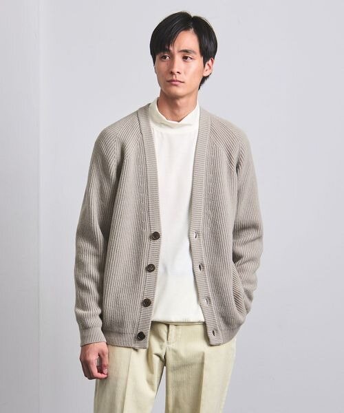 グレーのカーディガン