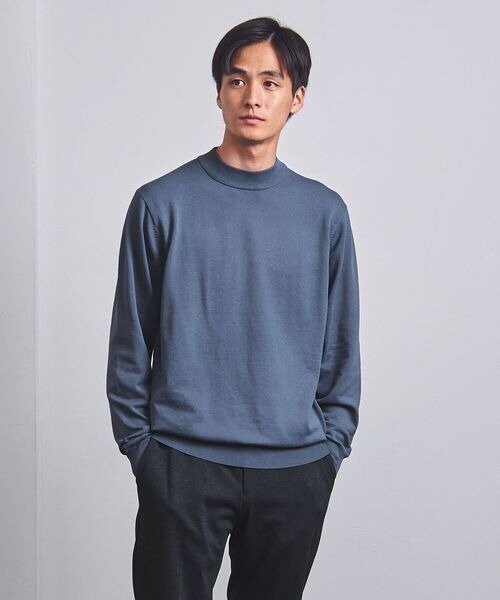 コバルトブルーのニットを着ている男性