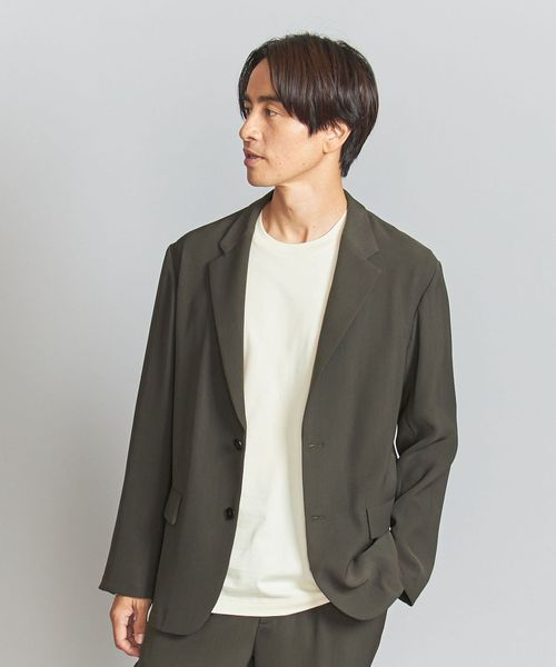 カーキのジャケットを着用している男性