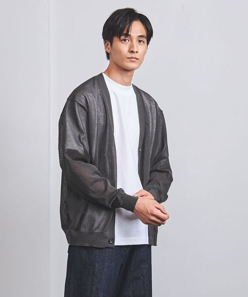 黒のカーディガンを着用している男性