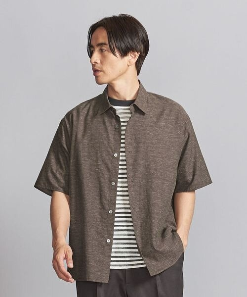 半袖のシャツを着用している男性