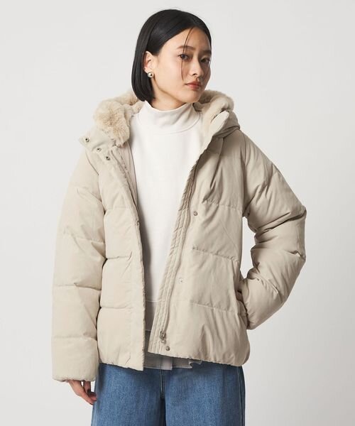 ショート丈のダウンジャケットを着た女性