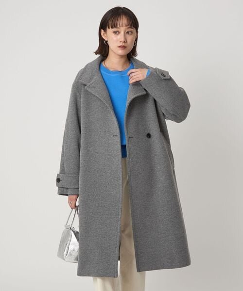 ウール素材のコートを着た女性