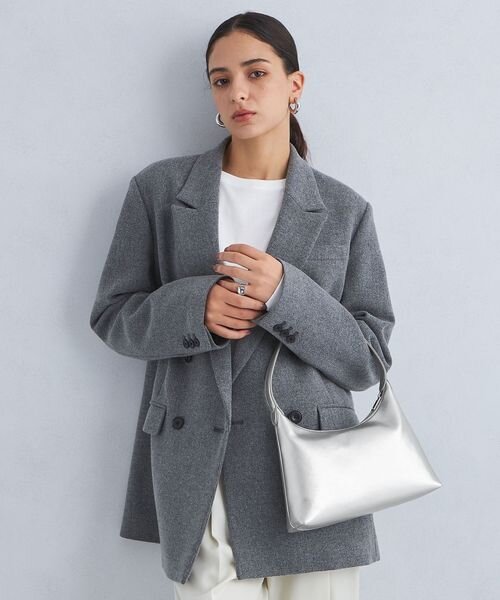 シルバーのバッグを持った女性