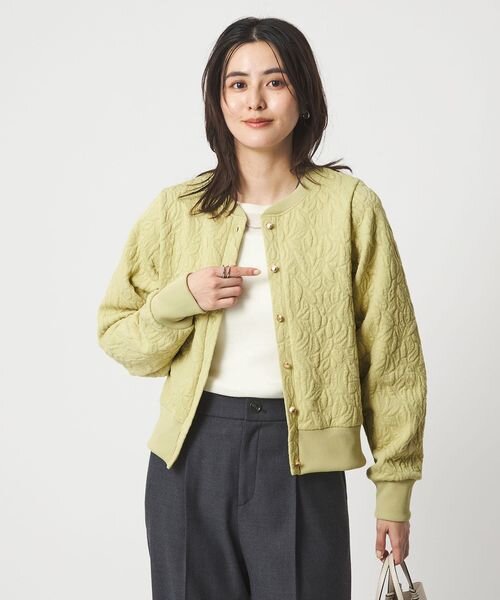 黄色のカーディガンを着た女性