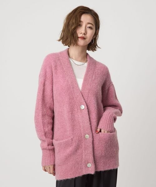 ピンクのカーディガンを着た女性