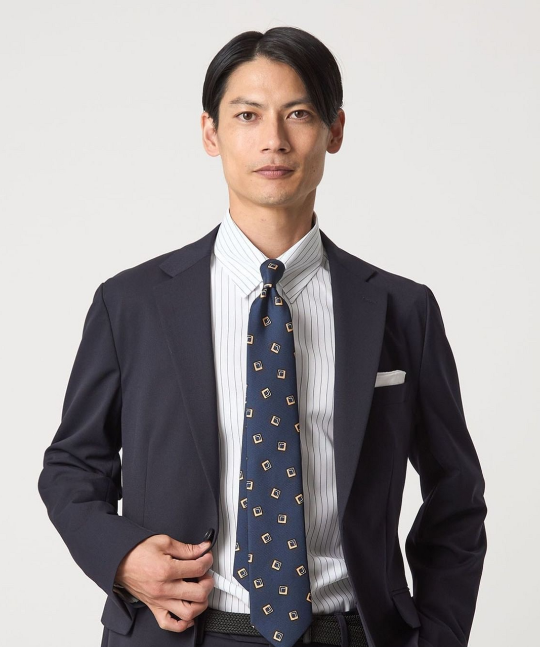 タブカラーシャツとスーツの組み合わせ