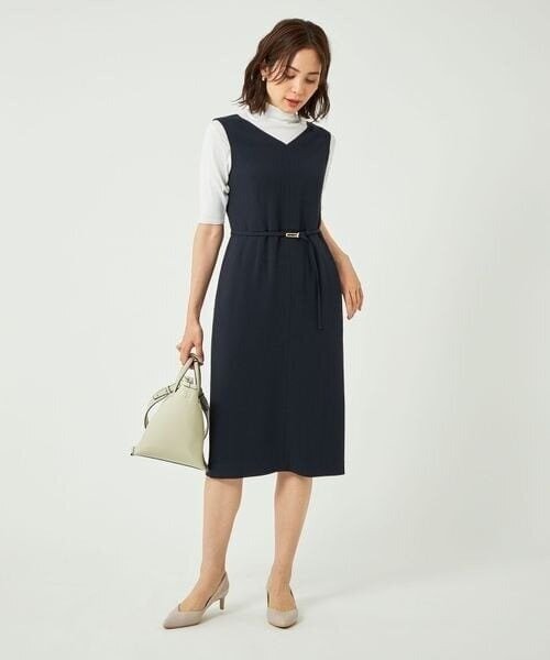 ミディアム丈のワンピースを着た女性