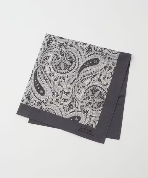 グレーのロゴ入りハンカチ