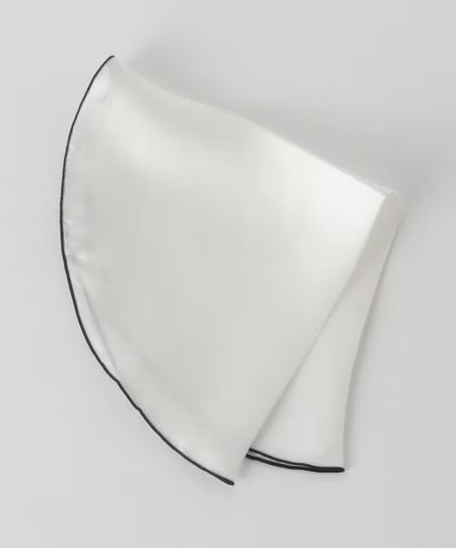 白のサークル型のポケットチーフ