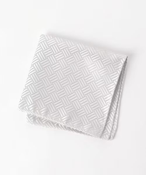 白のスクエア型のポケットチーフ