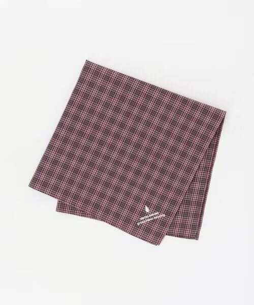 ワインカラーのチェック柄のハンカチ