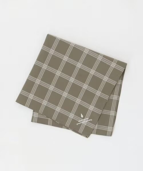 ベージュのチェック柄のハンカチ