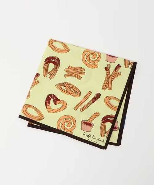 クリーム色のパン柄のハンカチ