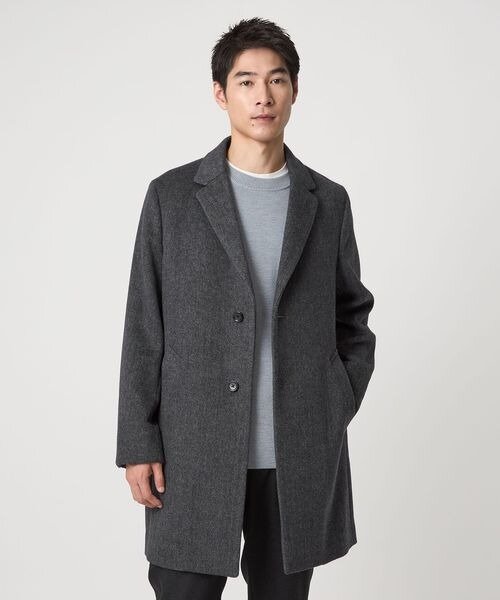 チェスターコートを着た男性