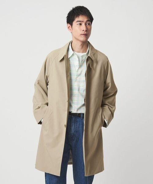 ステンカラーコートを着た男性