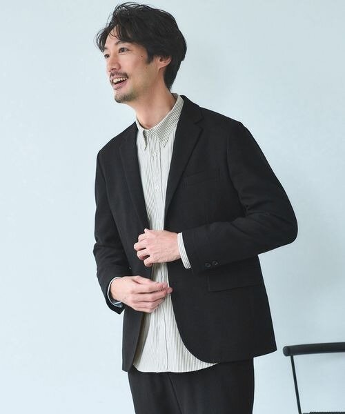 テーラードジャケットを着た男性