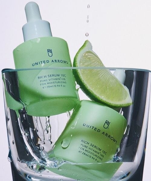 グラスに入った美容液とフルーツ