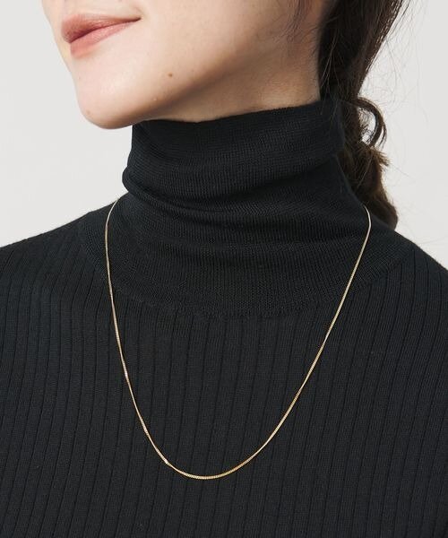 タートルネックを着た人がつけてるネックレス