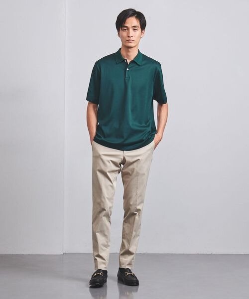 緑のポロシャツを着た男性