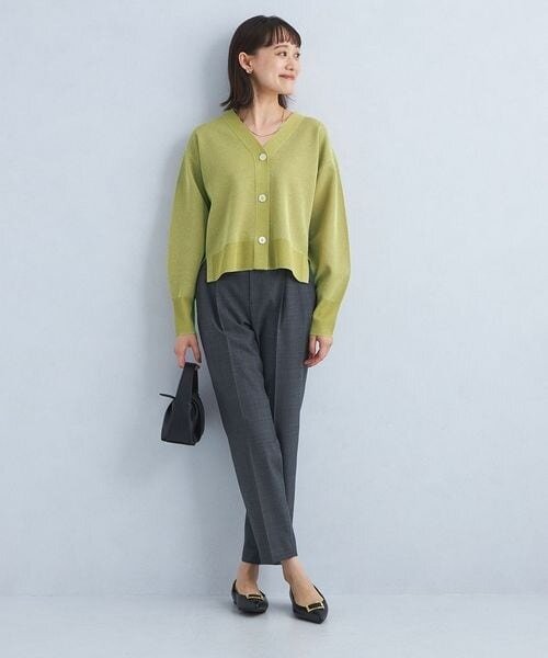 黄緑のカーディガンを着た女性