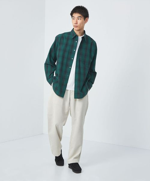 緑のシャツを着た男性