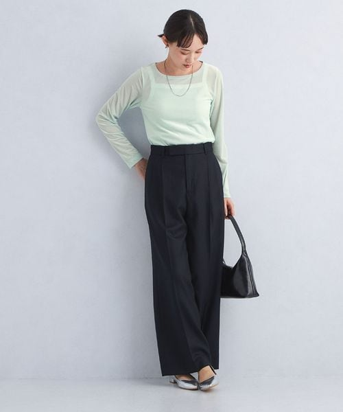 緑のニットを着た女性