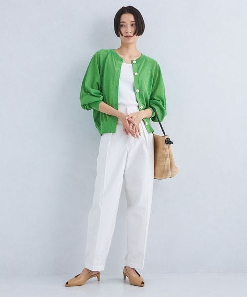 明るい緑のカーディガンを着た女性