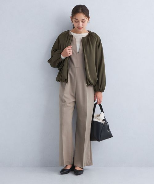 暗い緑のアウターを着た女性