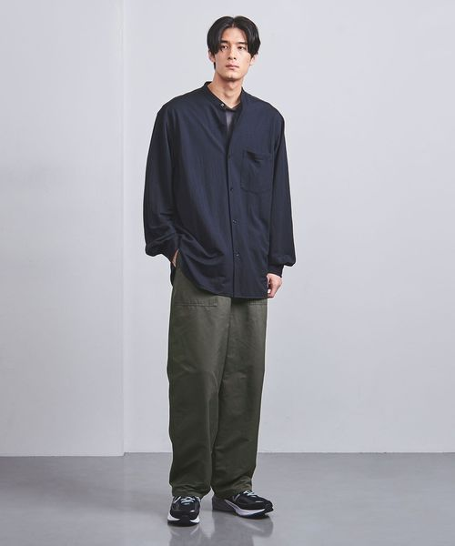 暗い緑のパンツをはいた男性