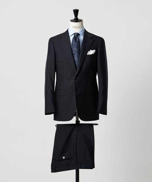 ダークネイビーの無地スーツ