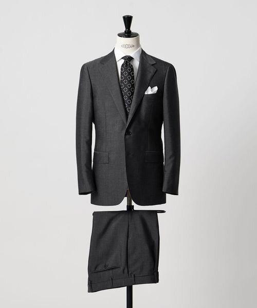 チャコールグレーの無地スーツ