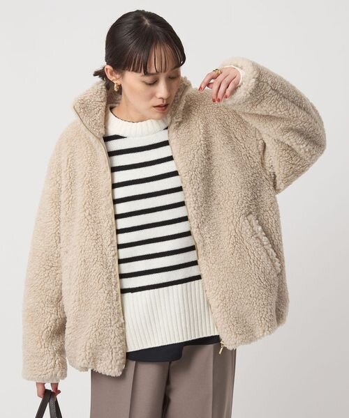 ボアブルゾンを着た女性