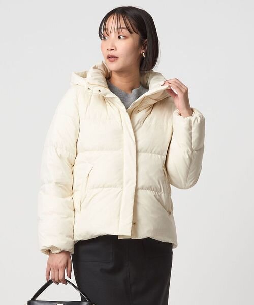 ダウンコートを着た女性