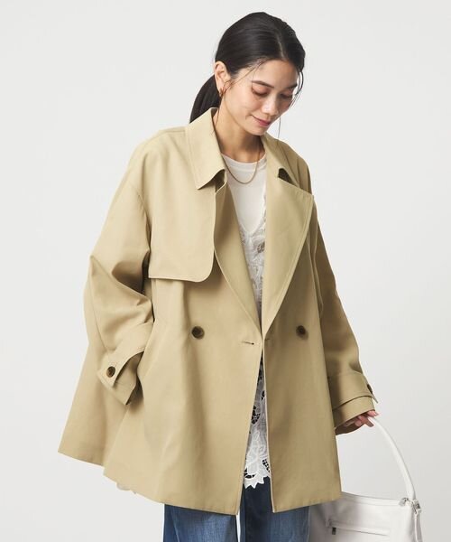 トレンチコートを着た女性