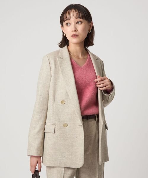 ジャケットを着た女性