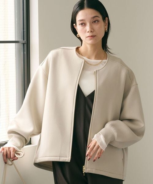 ダンボールブルゾンを着た女性