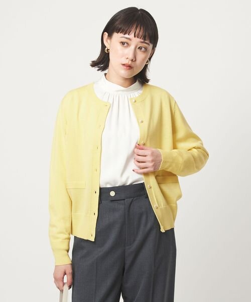 カーディガンを着た女性