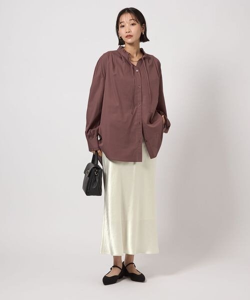 スカートにブラウスをあわせた女性