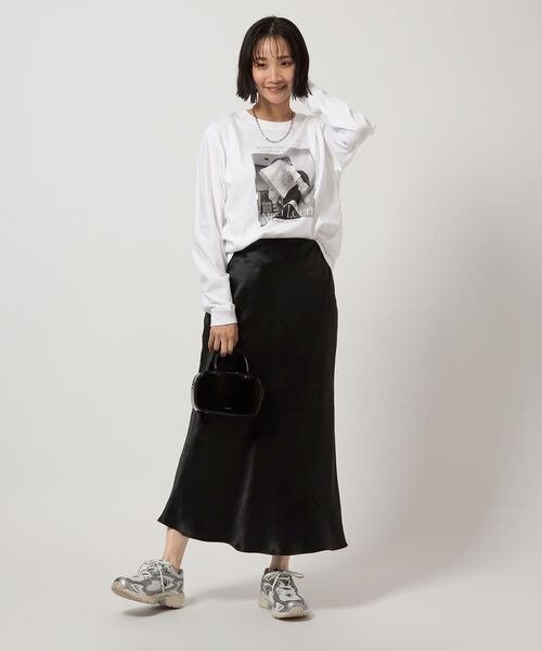 スカートにTシャツをあわせた女性