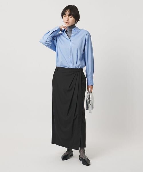 ダークカラーのスカートを春らしく着こなす女性