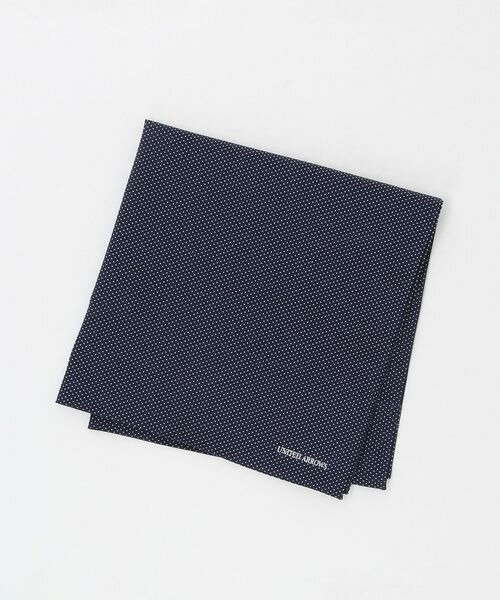 ネイビーの刺しゅう入りハンカチ