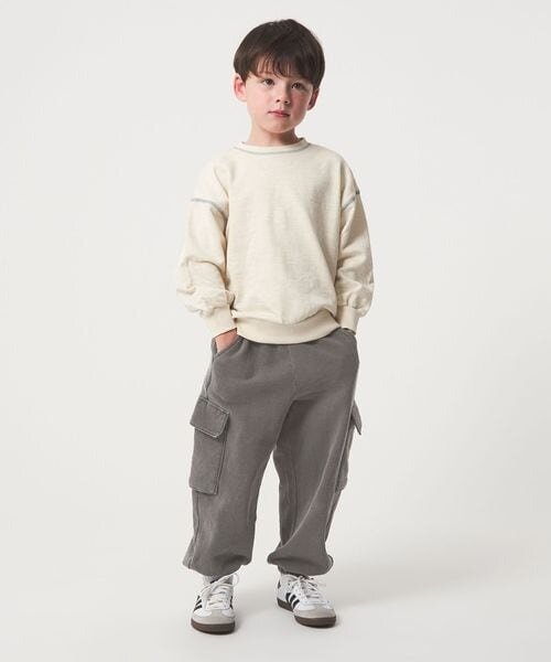 カーゴパンツをはいた男児