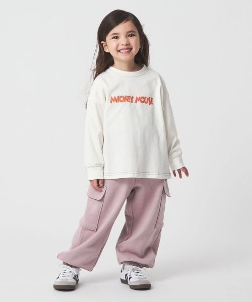 カーゴパンツをはいた女児