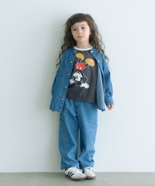 デニムパンツをはいた女児