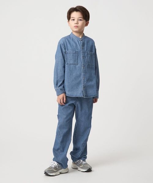 デニムパンツをはいた男児