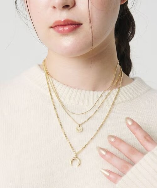 月モチーフのネックレスをつけた女性