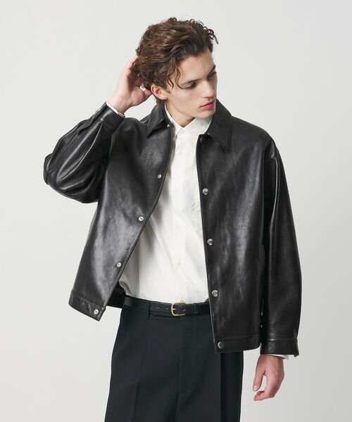 黒のレザージャケットを着た男性