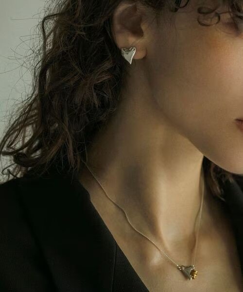 ハートモチーフのネックレスをつけた女性